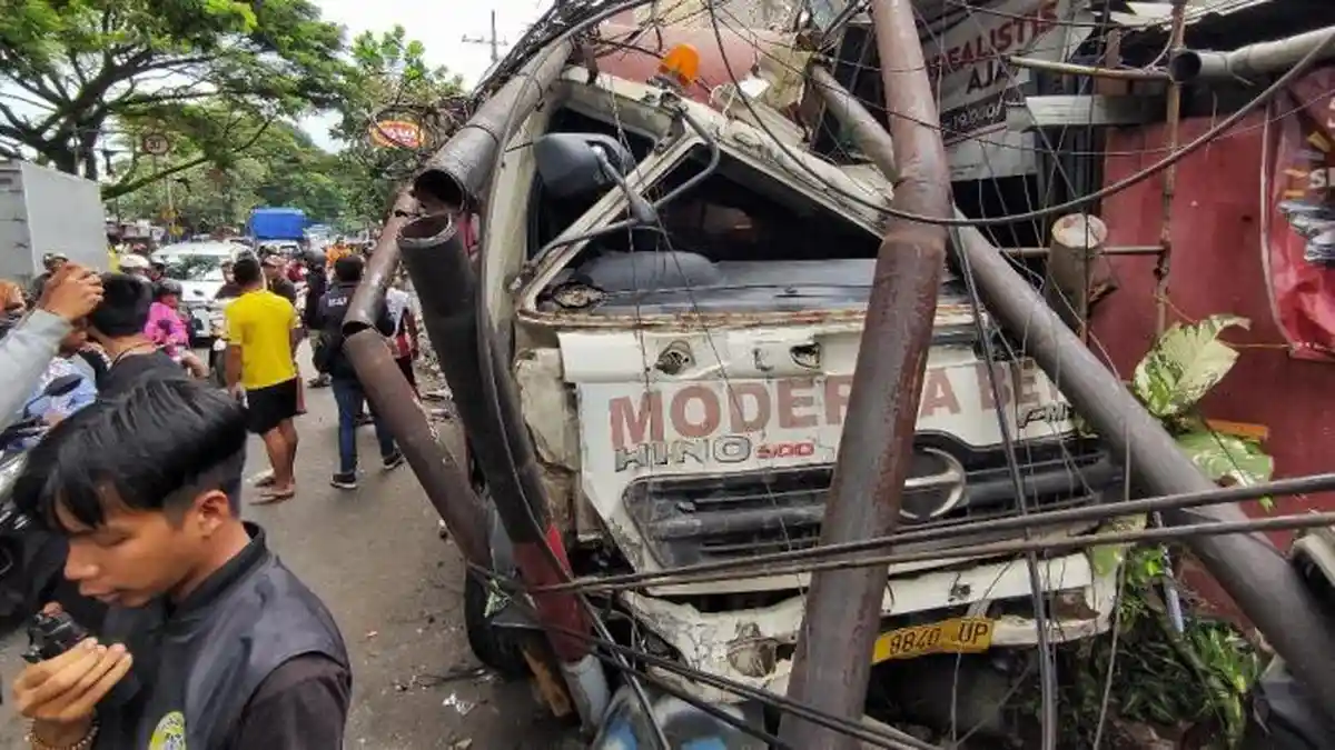 BREAKING NEWS - Truk Molen Tabrak Kios di Jalan Raya Gadang Kota Malang