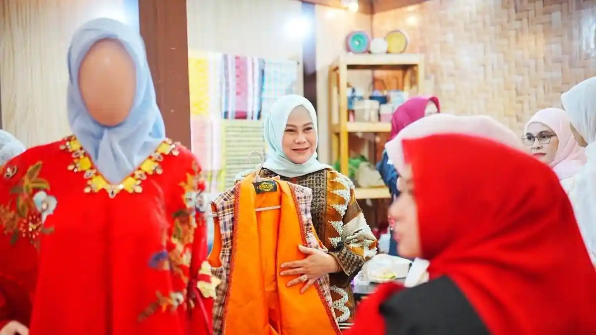 Sarung Sutra Cura' Labba Dongkrak Omzet Dekranasda Gowa hingga Rp45 Juta di Pameran Kriya Nusantara - Tribun-timur.com