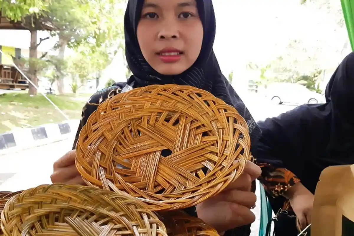 KWT Dampingan Walhi Manfaatkan Lidi Sawit dan Bambu Menjadi Kerajinan yang Bernilai