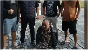 Polisi-menangkap-Ashari-berjaket-kulit-pendiri-Ponpes-Ndholo-Kusumo-Pati.jpg