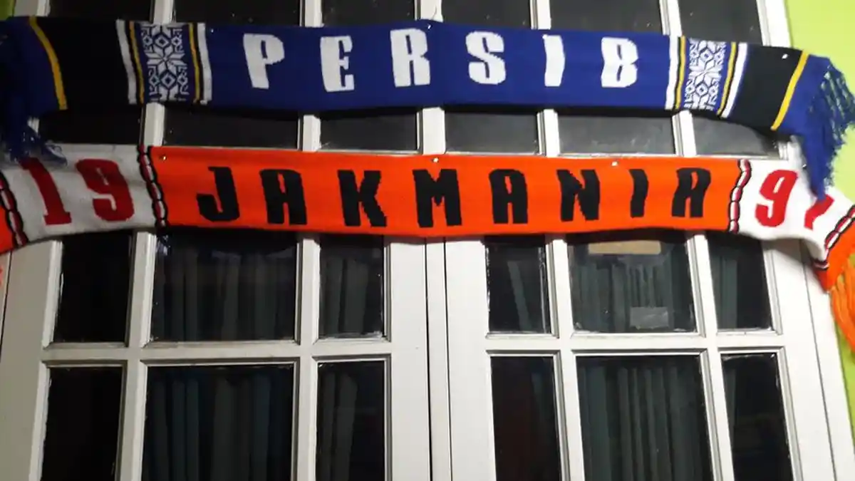 Syal Persib Bandung dan The Jakmania di Terbentang Rumah Ricko Andrean