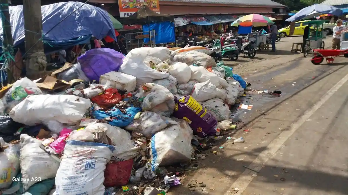 Jorok! Sampah Menumpuk dan Membusuk di Jalan Depan Pasar Tanete Bulukumba - Tribun-timur.com