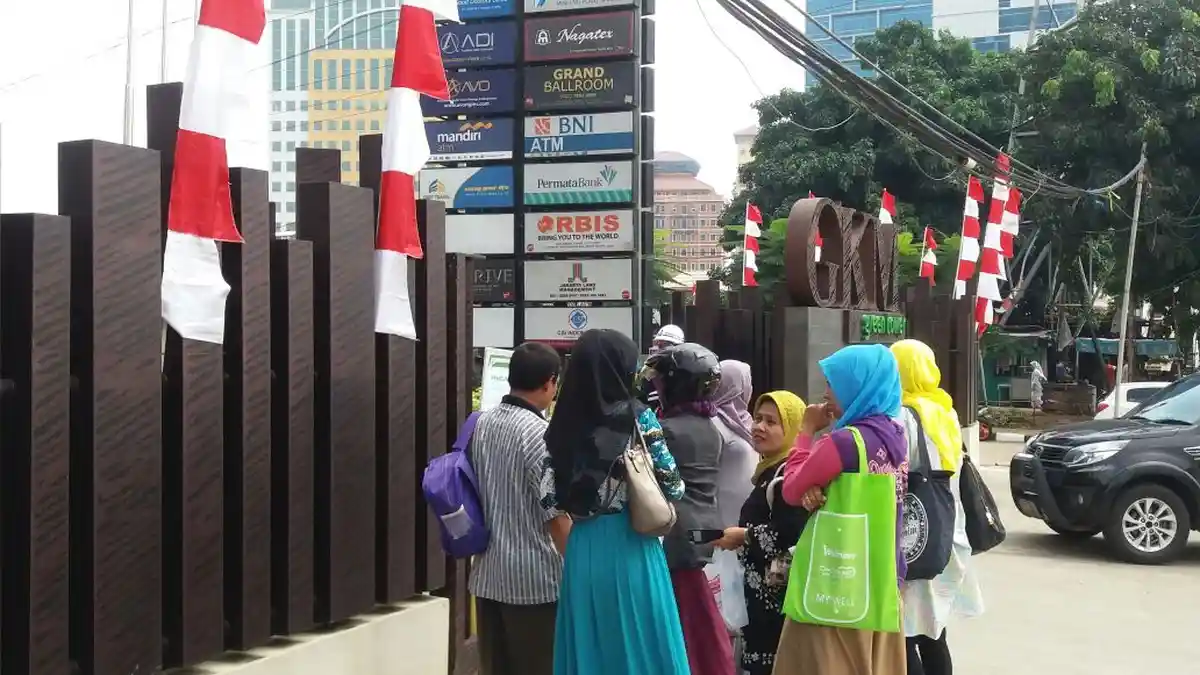 Calon Jamaah Masih Sambangi Kantor  First Travel Cari Kepastian