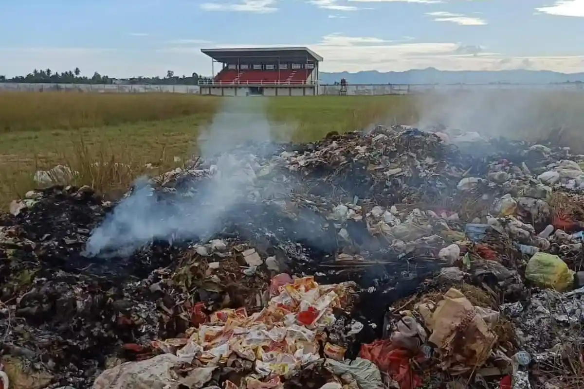 Viral di Sosial Media Tumpukan Sampah di Bakar Dalam Stadion Gaswon Wonomulyo Polman