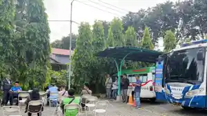 Ngabuburit-Sambil-Urus-SIM-Satlantas-Polres-Gresik-Buka-Layanan-SIM-Keliling-Ramadan-di-Masjid.jpg