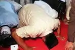 prabowo-subianto-sujud-syukur.jpg