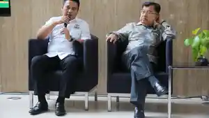Jusuf-Kalla-didampingi-Ketua-Kadin-Sulsel-Andi-Iwan-Darmawan-Aras.jpg