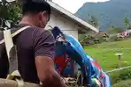 warga-ditandu.jpg