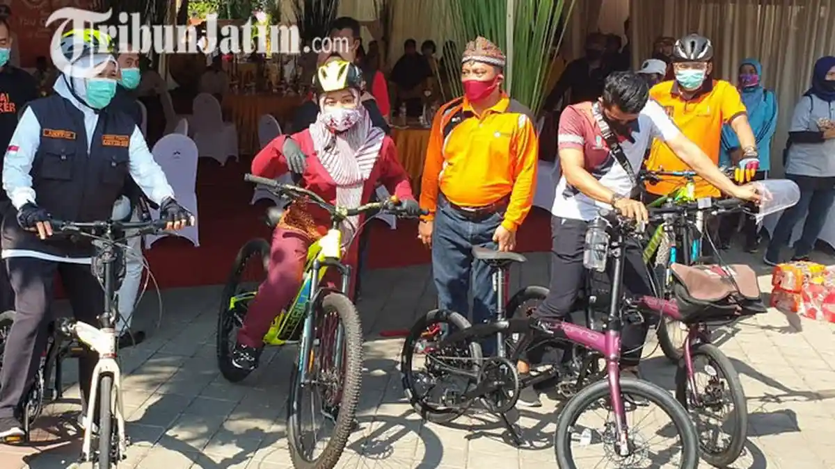 Wali Kota Mojokerto dan Gubernur Jatim Gowes Bareng, Kampanye Mmasker dan UMKM