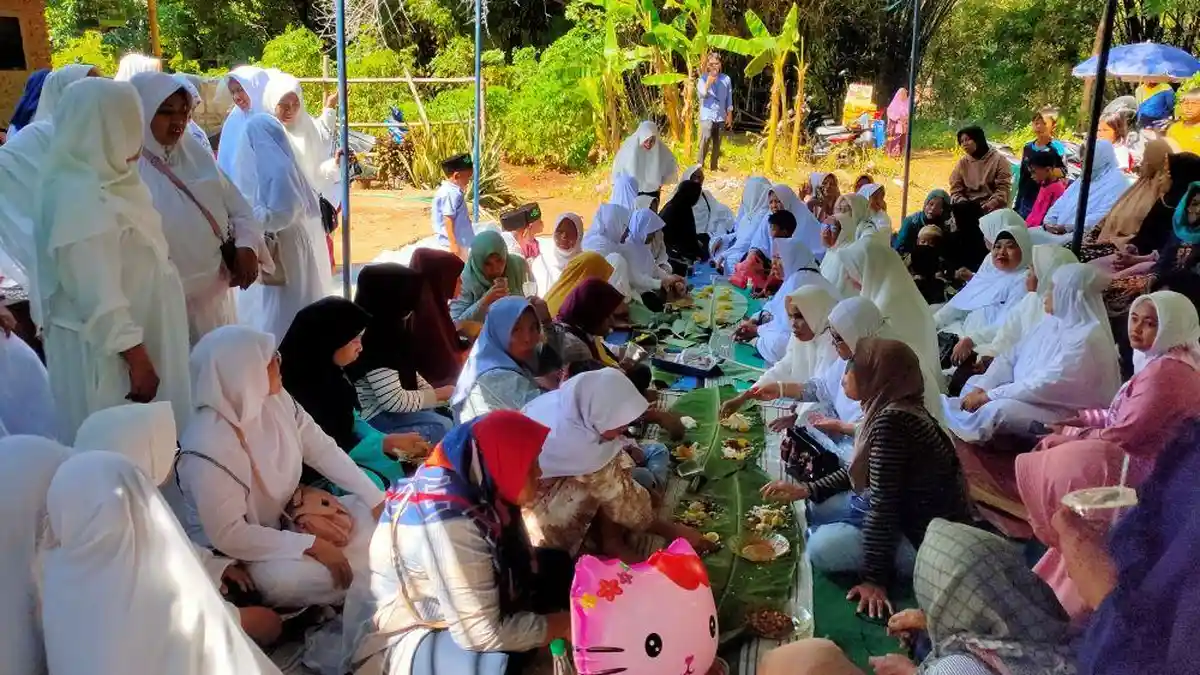 Bawa Tumpeng, Puluhan Emak-emak dari Indramayu Gelar Syukuran di Rumah Pegi Setiawan