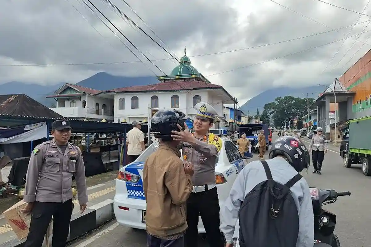 Satlantas Polres Manggarai Tegur Pelanggar Lalin, Bagi Helm dan Beri Edukasi Pelajar di Sekolah