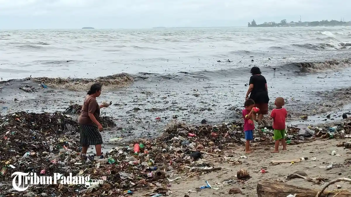 FOTO: Penampakan Sampah Menumpuk di Pantai Muaro Lasak Padang - warga-saat-berada-di-pantai-muaro-lasak-padang.jpg