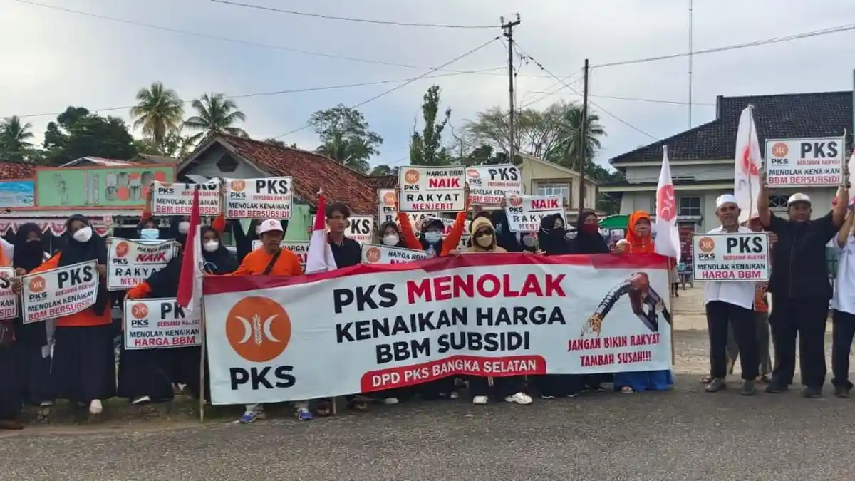 Tolak Kenaikan Harga BBM, Kader DPD PKS Bangka Selatan Gelar Flashmob di Depan Genas