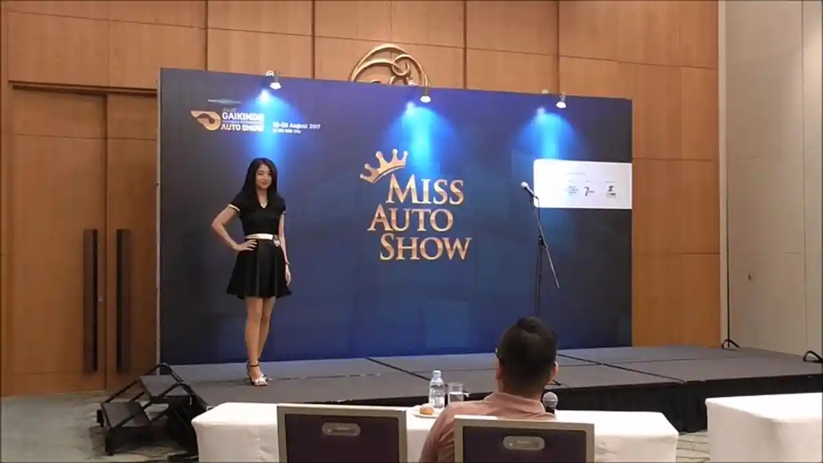Dua SPG Mitsubishi Fuso Lolos 30 Besar Miss Auto Show 2017