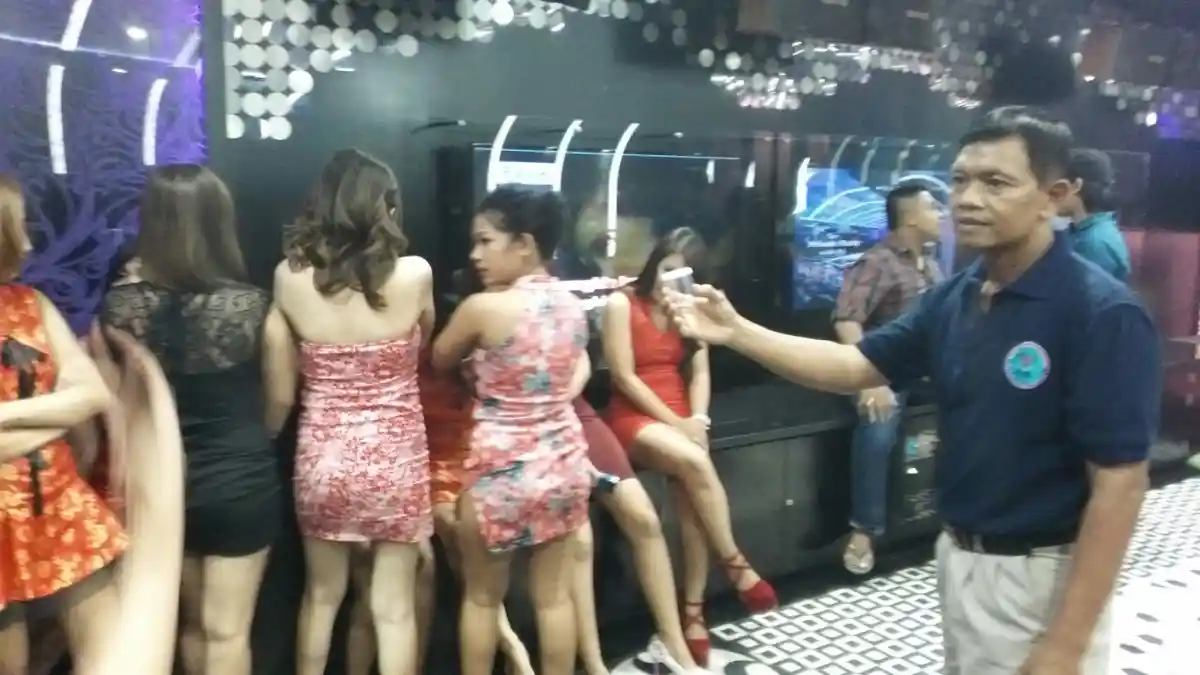 Diskotik New Star, Royal Palace, dan Executive Karaoke ‘Digeruduk’ BNN, Orang Dikeler Dini Hari!