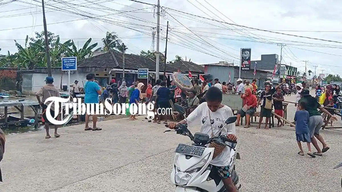 2 Jam Lebih Jalan Buncis Aimas Sorong Dipalang Pedagang Pasar Sore, Ini Tuntutannya