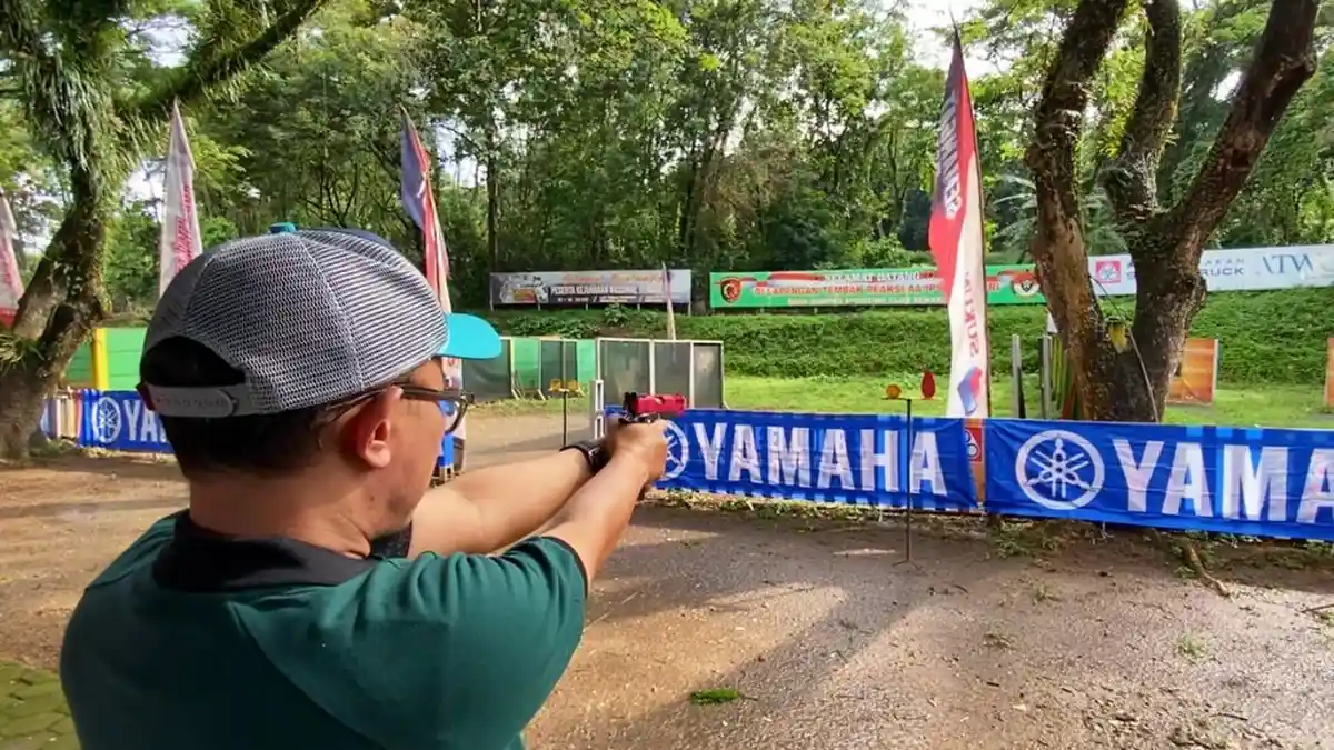 Ngabuburit Anti Mainstream di Semarang: Anak Motor Belajar Menembak Air Soft Gun