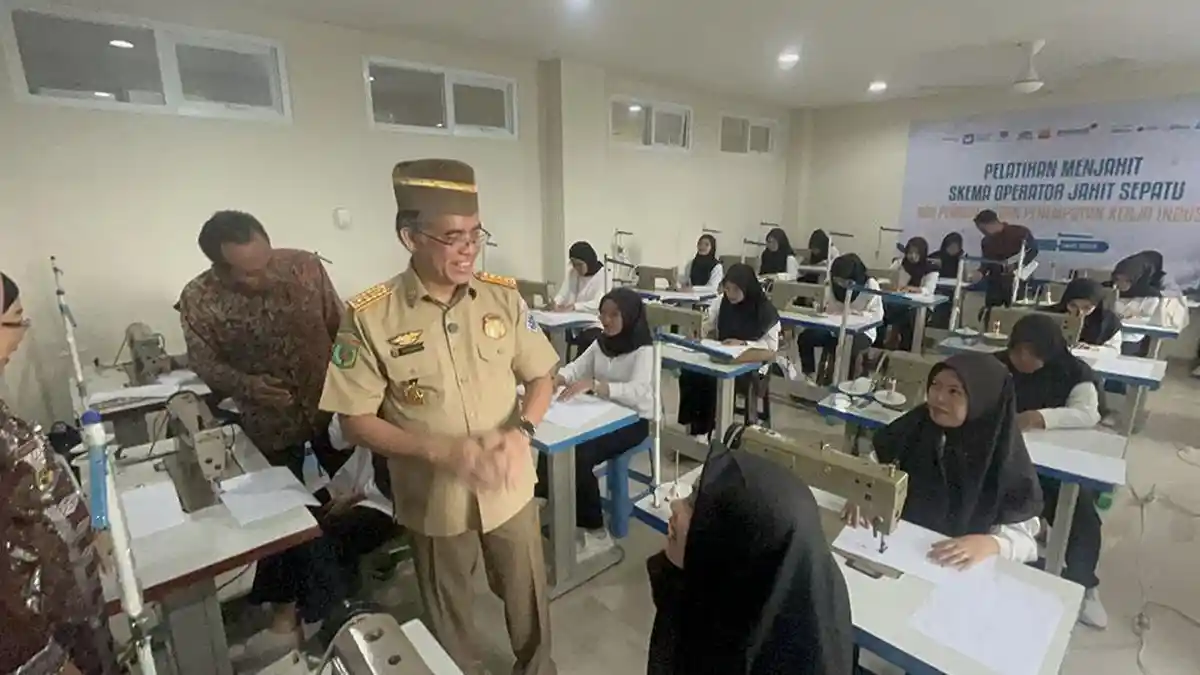 150 Peserta Batang Ikuti Pelatihan Menjahit Upper Sol Sepatu di KITB