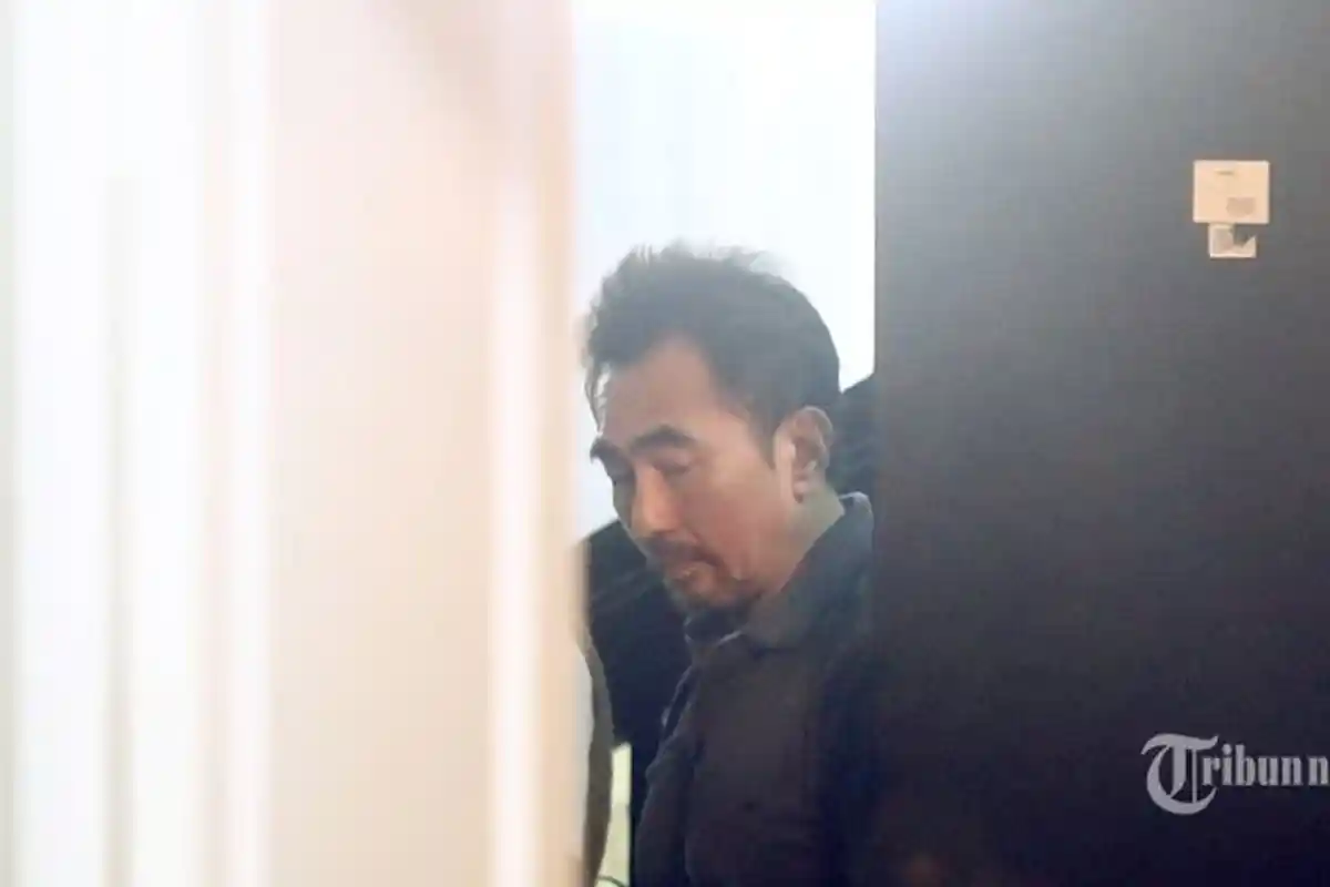 Saat Pintu Kulkas Gatot Dibuka, Ternyata Isinya Ada Tujuh Botol Miras Bermerek