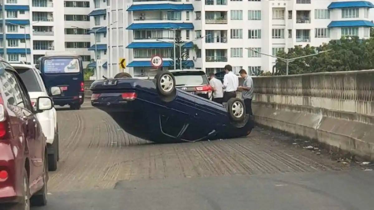 Diduga Tertiup Angin Kencang, Mobil Sedan Terbalik di Jalan Layang Antasari