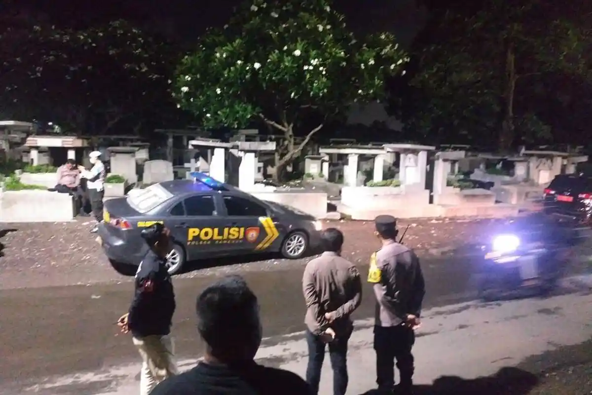 Warga Resah Prostitusi Kembang Kuning Kembali Ramai Usai Lebaran: Gak Pantes Makam Dibuat Begitu