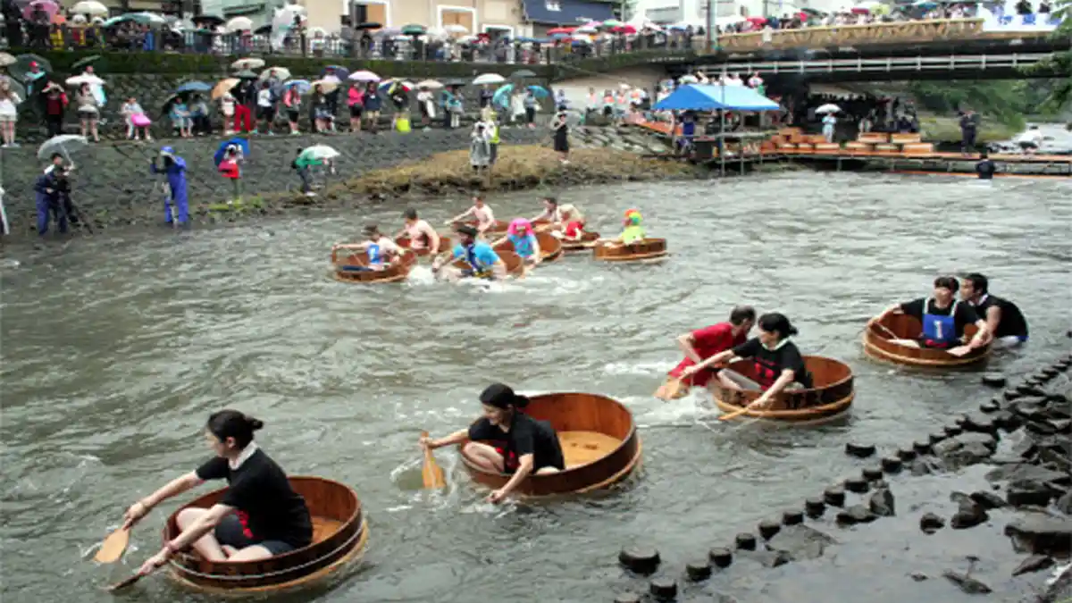 Serunya Festival Perahu Bakul Mandi di Kota Ito Jepang
