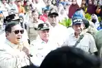 Mendagri-Tito-Dampingi-Presiden-Prabowo-Cek-Sejumlah-Titik-Wilayah-Terdampak-Bencana-Sumbar.jpg