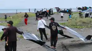Ratusan-Layang-layang-Hiasi-Langit-Pantai-Pengambengan-Bali.jpg