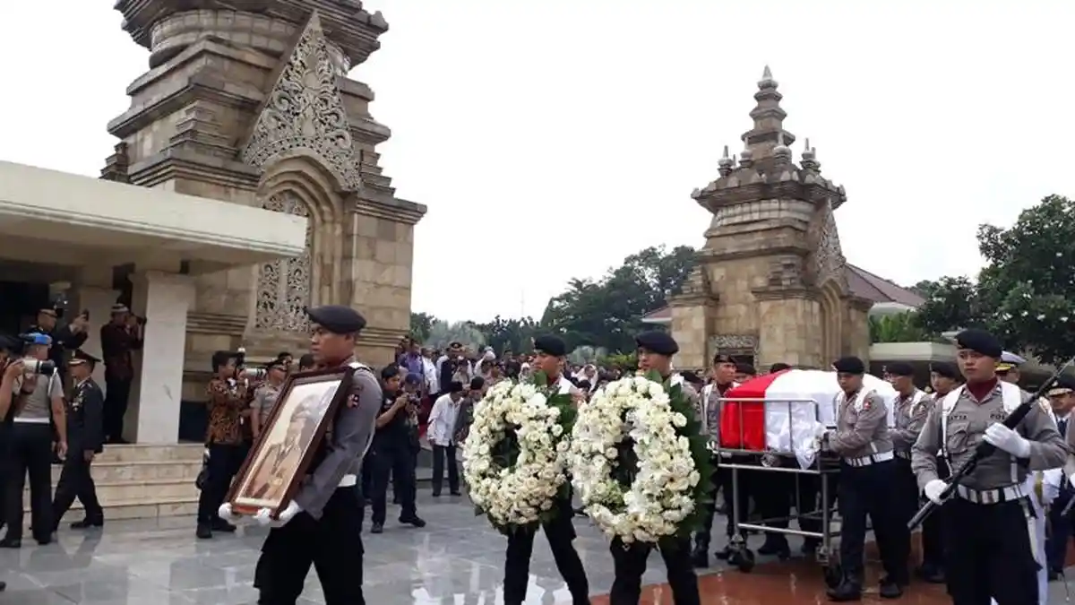 Hujan Deras Iringi Pemakaman Eks Kapolri Awaloedin Djamin