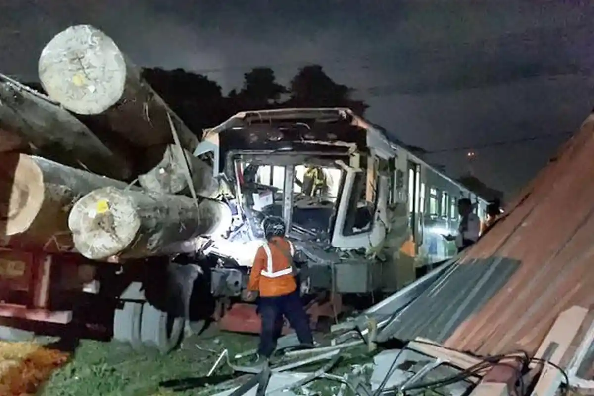 Truk Muat Kayu Tabrak KA Commuter Line, Masinis dan Asisten Masinis Dirawat di RS Semen Gresik
