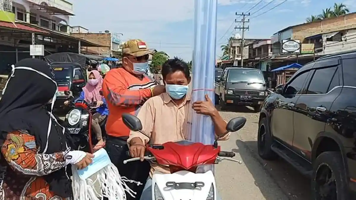 Cegah Virus Corona, Ketua DPRD Merangin Bagikan Ribuan Masker