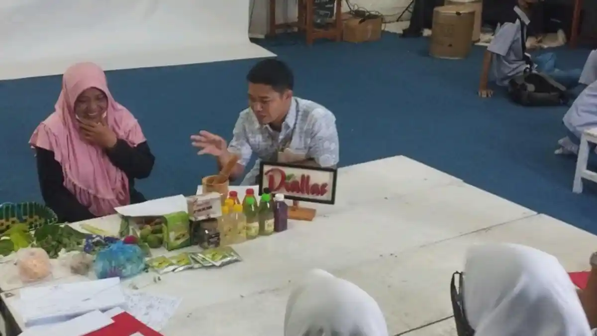 Siswa SMKN 11 Malang Dipertemukan Pelaku UMKM saat UKK