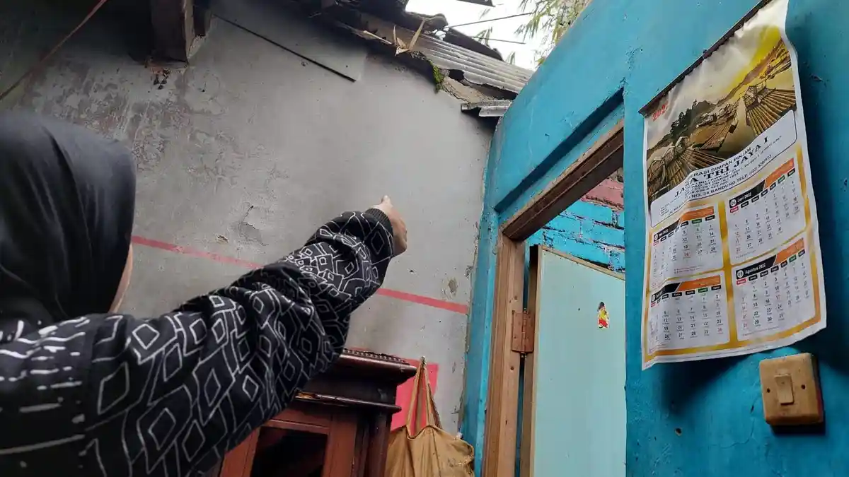 Detik-detik 38 Rumah di Batujajar KBB Disapu Angin Puting Beliung, Atap Beterbangan, Warga Ketakutan