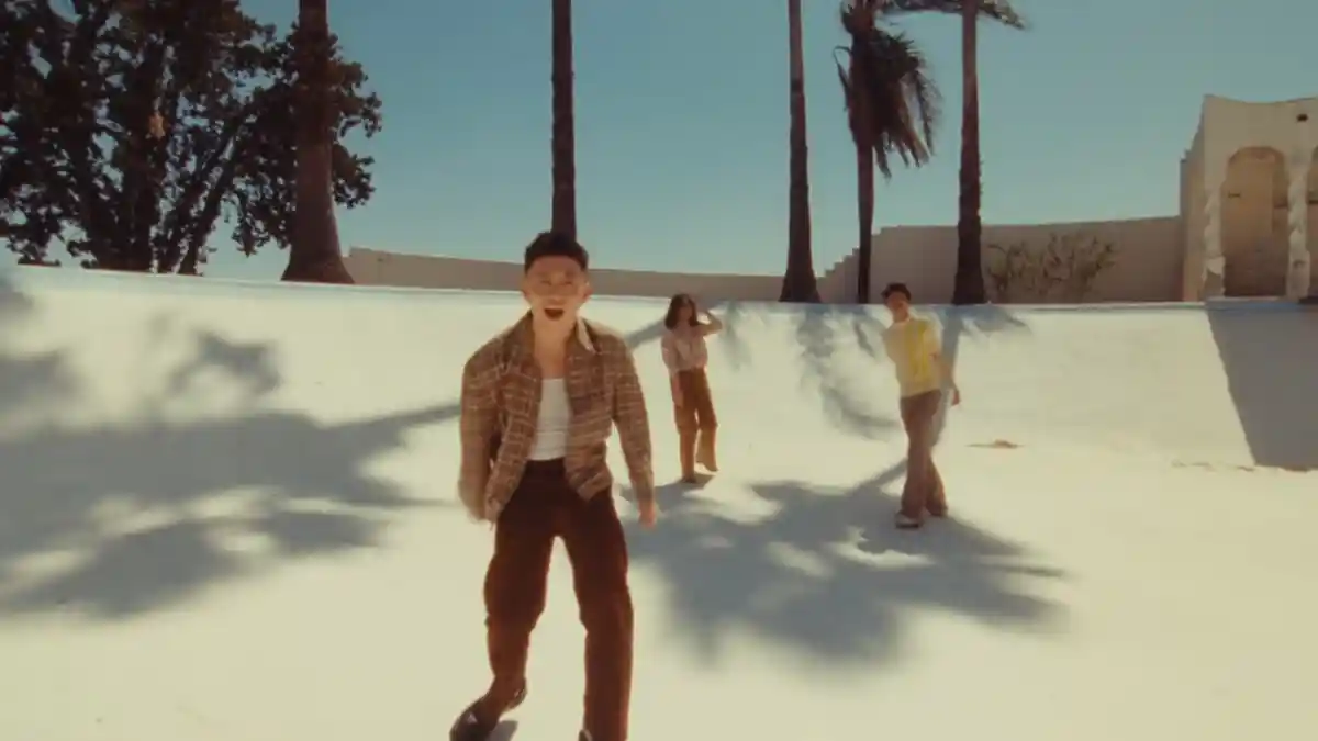 Lirik Lagu Cold Rich Brian, Saw a car crash, it remind me of our first date