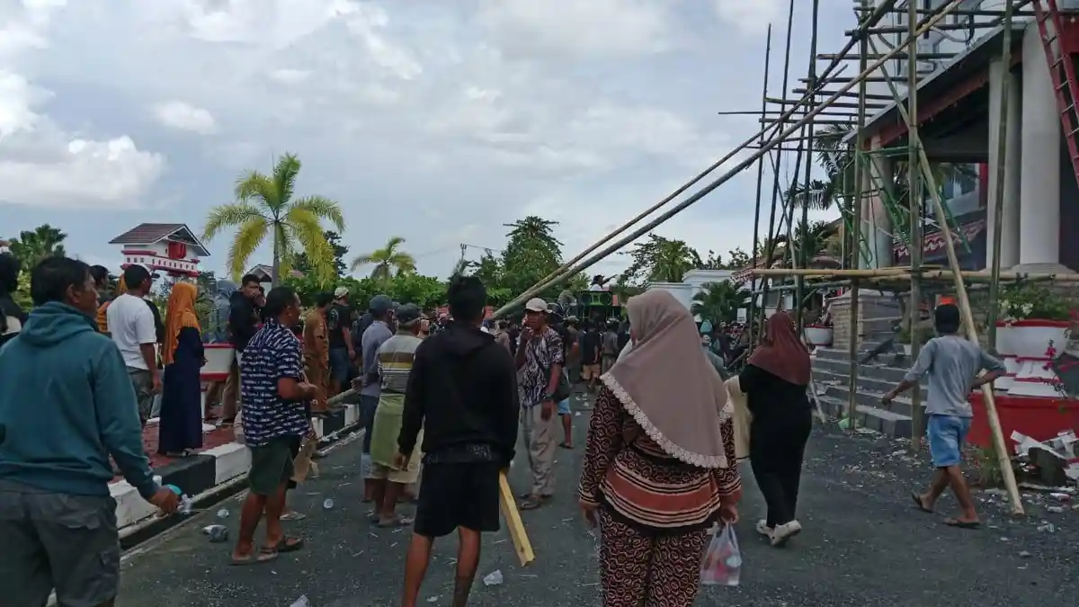 Tolak Survei Seismik, Nelayan Pecahkan Kaca Jendela Kantor DPRD Tojo Una-una - DPRD-Tojo-Una-una-Demo-2025.jpg