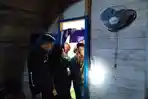 Polisi-memeriksa-kondisi-kamar-tempat-korban-tersambar-petir.jpg