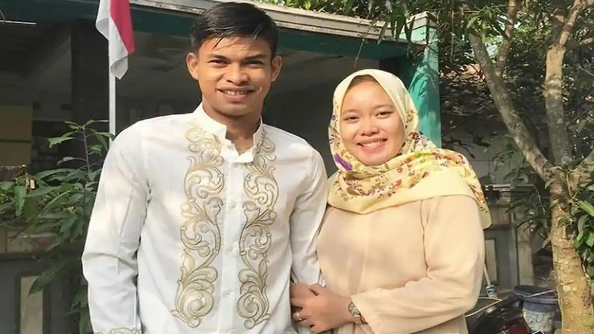 Wing Back Sriwijaya FC Derry Herlangga dan Istri Berhasil Jalani Program Kehamilan Selama Covid-19