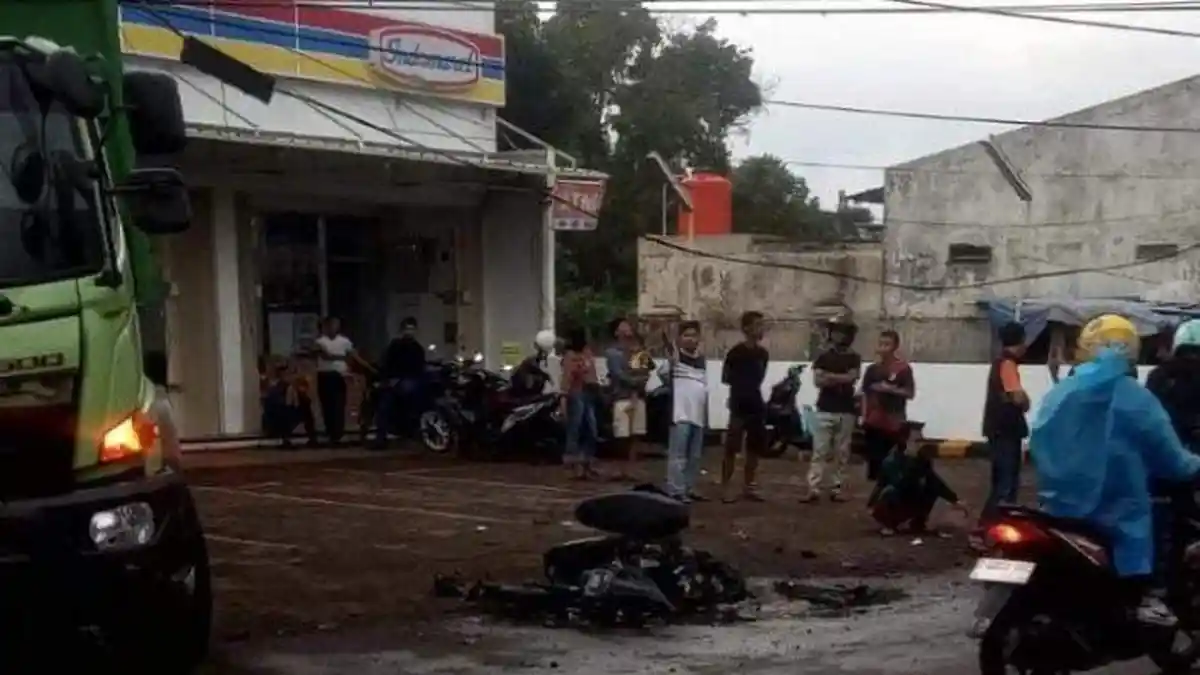 Kecelakaan Maut, 1 Orang Tewas dan 1 Lainnya Terluka usai Truk Tronton Tabrak 3 Sepeda Motor