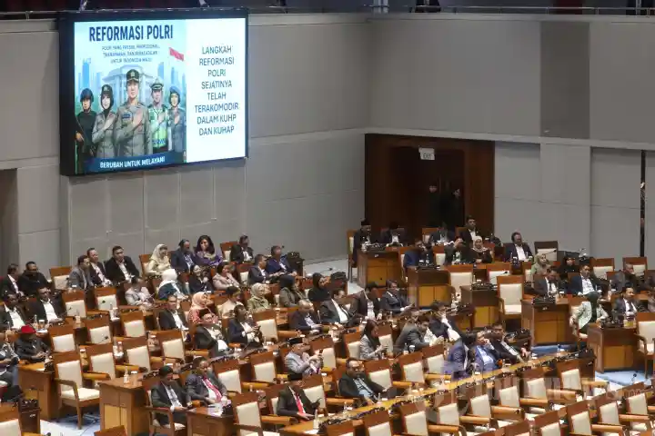 DPR-Setujui-RUU-Polri-Jadi-Undang-Undang_20260609_172644.jpg