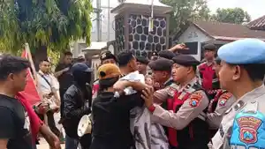 aksi-gmni-trenggalek-ke-dprd-soroti-pendidika.jpg