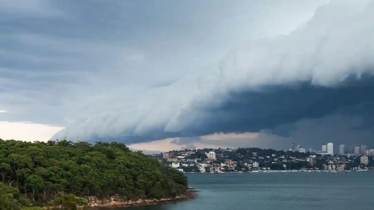 Awan Tsunami atau Awan Arcus Muncul di Indonesia, Apakah Berbahaya?