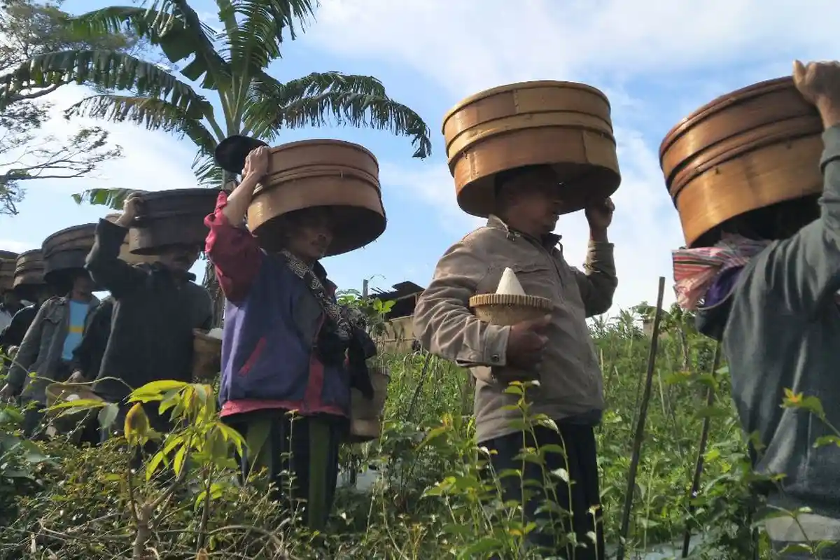 Ratusan Warga Jambon Temanggung Sunggi Tenong ke Makam Kiai Tanjung Anom dan Nyai Tanjung Sari
