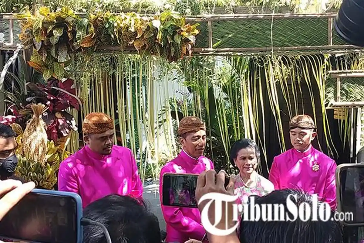 Sambil Rangkul Lengan Kaesang, Iriana Jokowi Beri Pesan Singkat : Selalu Bahagia Ya, Le