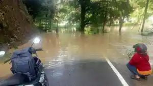 BANJIR-SINJAI-Kondisi-terkini-jalan-poros-Sinjai-Timur.jpg