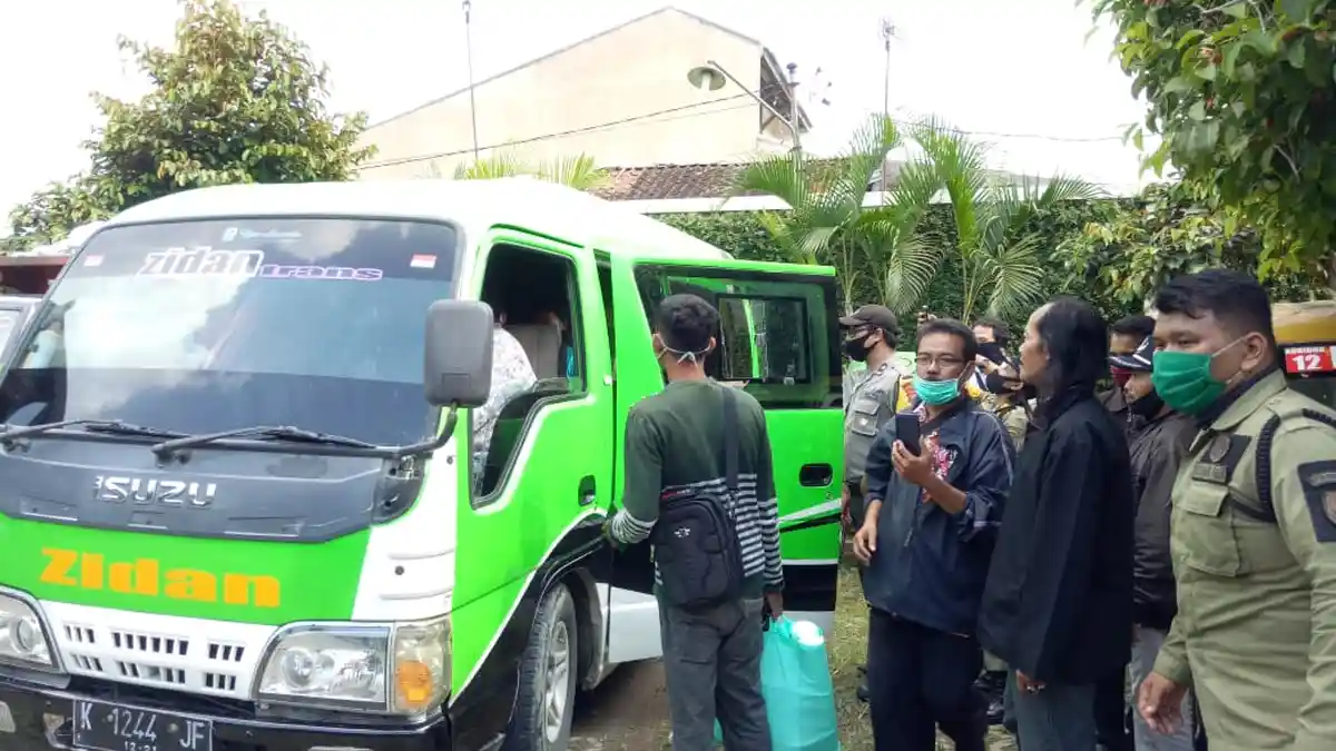 Sejumlah Pejabat Utusan Bupati Grobogan Jemput Keluarga yang Tidur di Becak karena Imbas Corona Solo