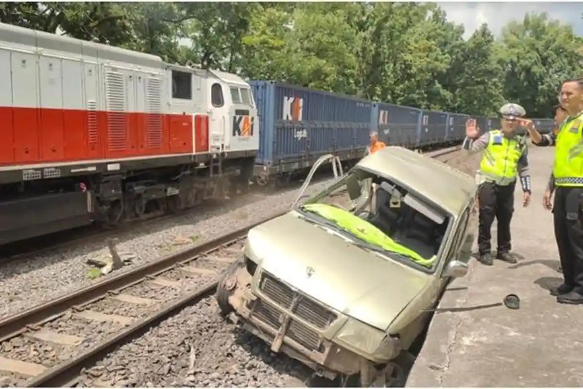 Mati Mesin Mendadak, Kijang Kapsul Ringsek Ditabrak KA Babaranjang di Muara Enim, Kondisi Sopir