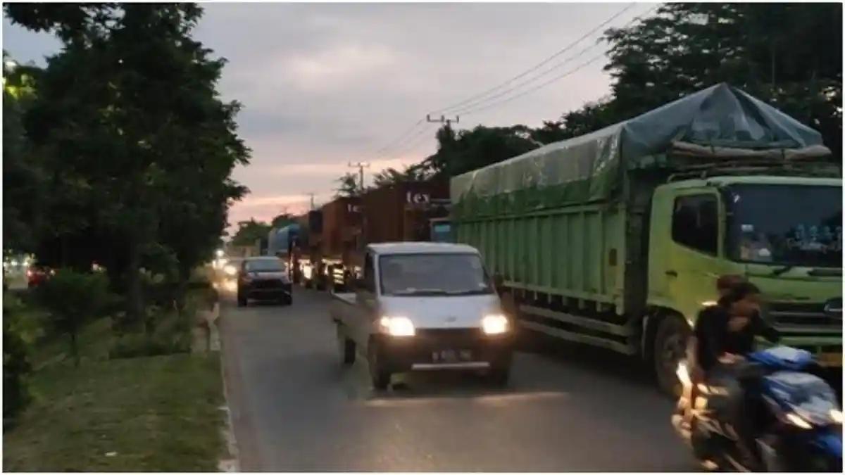 Truk Parkir 1 Km di Jalan Noerdin Panji Palembang Bikin Macet, Curhat Sopir, Jeritan Hati Warga