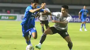 jabar/pemain-persib-bandug-ryan-kurnia-berebut-bola-dengan-pemain-dewa-united.jpg