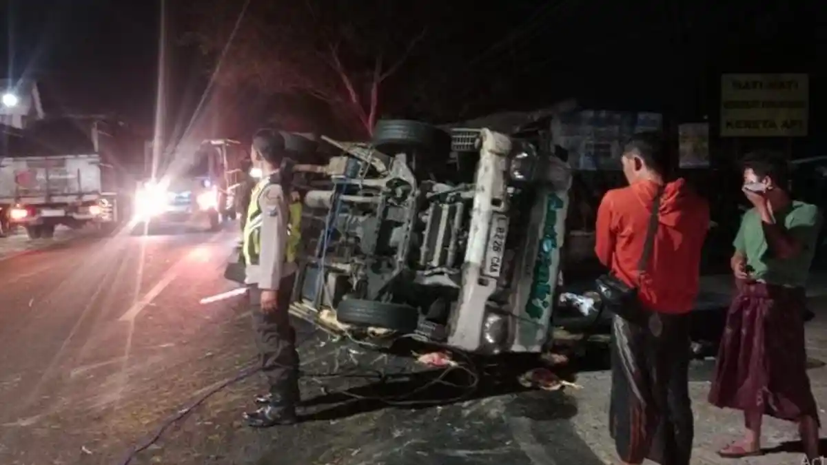 Truk Terguling di Depan SMAN 1 Papar Kediri, Kernet Asal Sampang dan Sopir Selamat