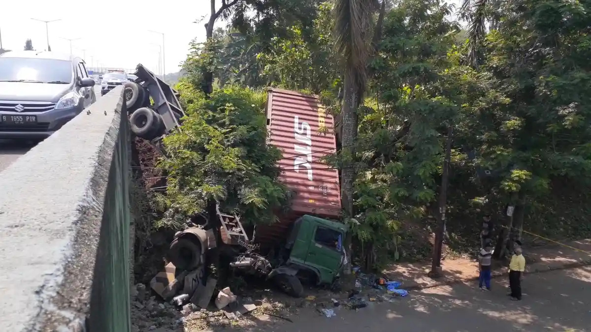 Sopir Tertidur, Truk Kontainer Terjun Bebas di Tol Jakarta Serpong 